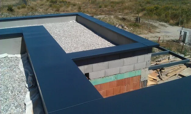 Plochá strecha s oplechovaním atiky